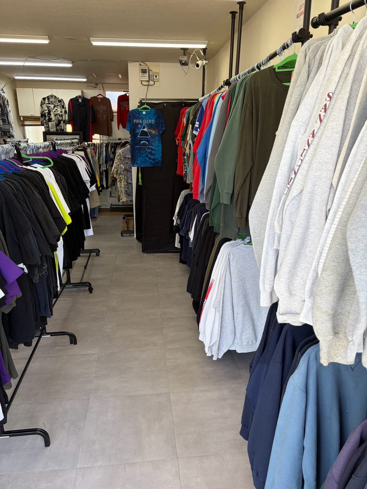 三千円 函館店の店内